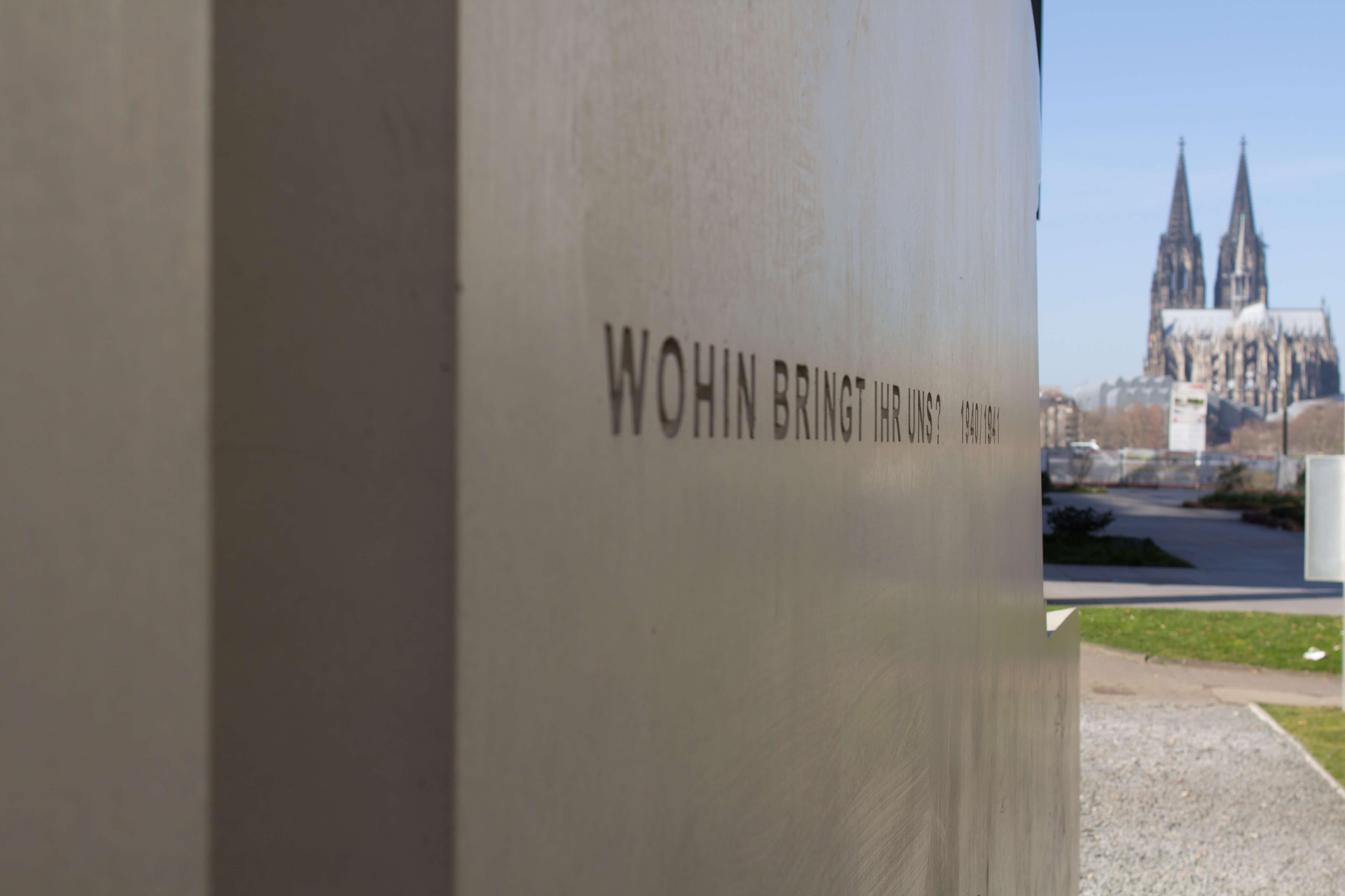 Detalle de la inscripcin en el monumento a los Autobuses Grises.